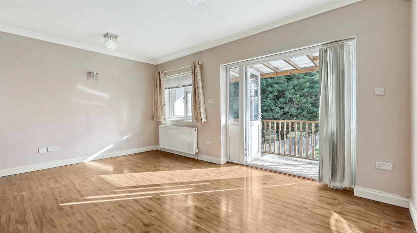 5 Bedroom Semi-Detached Bungalow For Sale in Eastern Avenue, Ilford, IG2 