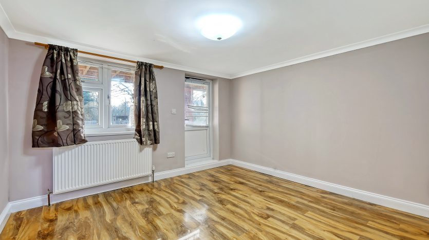 5 Bedroom Semi-Detached Bungalow For Sale in Eastern Avenue, Ilford, IG2 