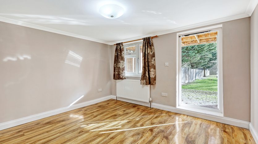 5 Bedroom Semi-Detached Bungalow For Sale in Eastern Avenue, Ilford, IG2 