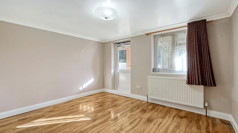 5 Bedroom Semi-Detached Bungalow For Sale in Eastern Avenue, Ilford, IG2 