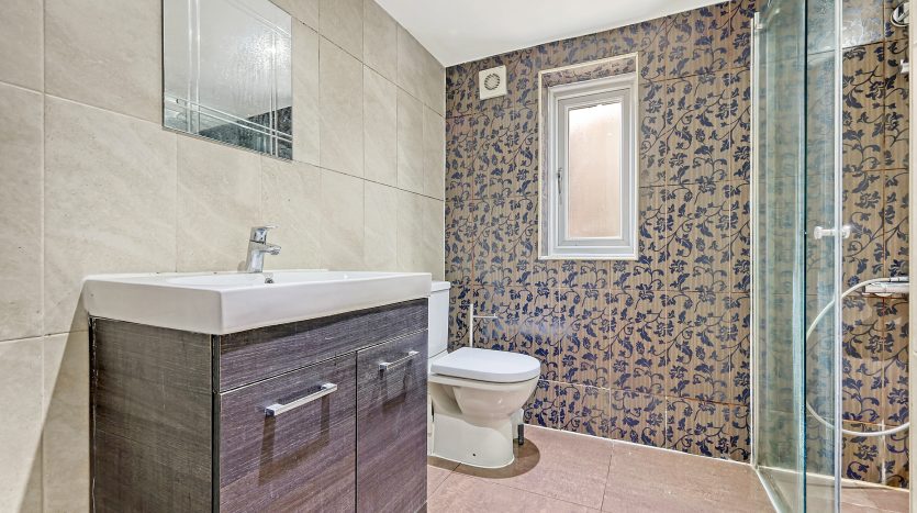 5 Bedroom Semi-Detached Bungalow For Sale in Eastern Avenue, Ilford, IG2 