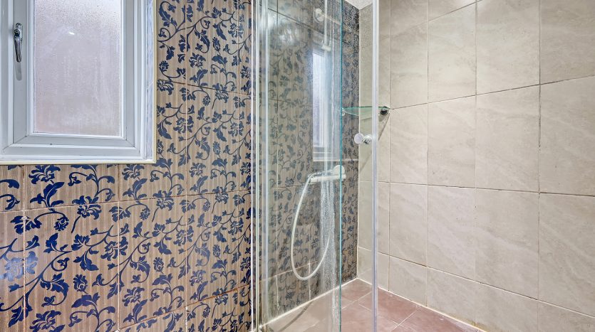 5 Bedroom Semi-Detached Bungalow For Sale in Eastern Avenue, Ilford, IG2 