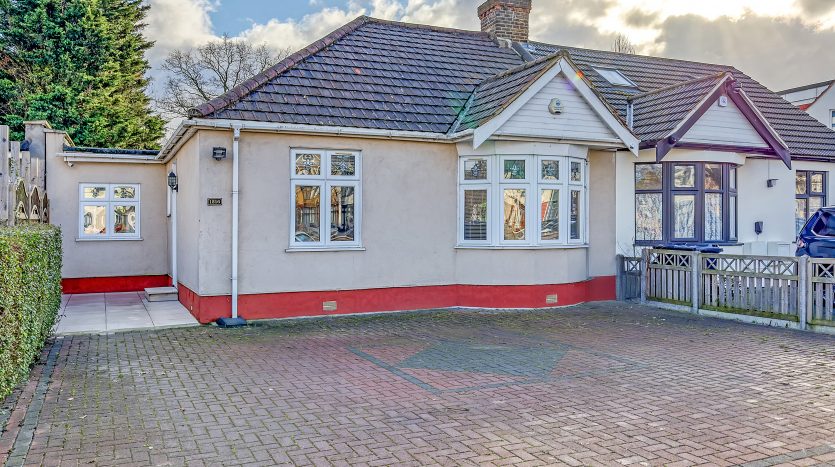 5 Bedroom Semi-Detached Bungalow For Sale in Eastern Avenue, Ilford, IG2 