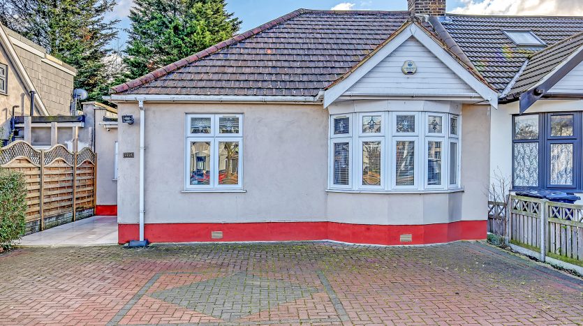 5 Bedroom Semi-Detached Bungalow For Sale in Eastern Avenue, Ilford, IG2 