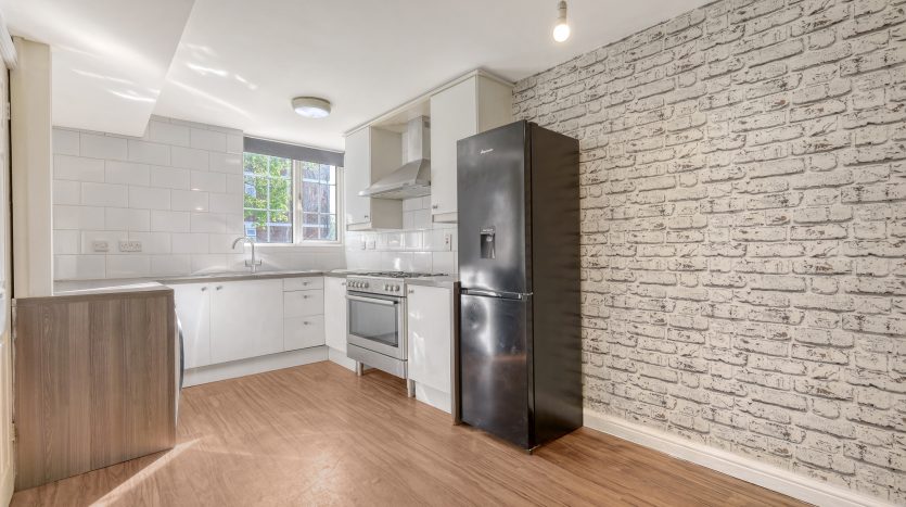 3 Bedroom End of Terrace House For Sale in Kesteven Close, Ilford, IG6 