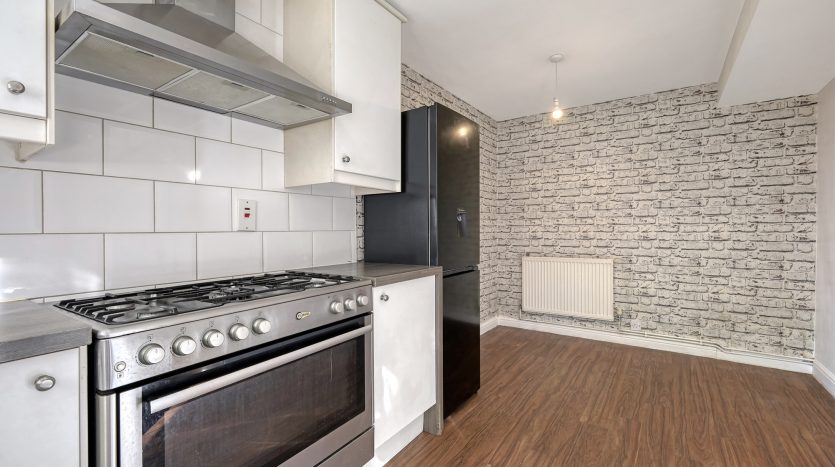 3 Bedroom End of Terrace House For Sale in Kesteven Close, Ilford, IG6 