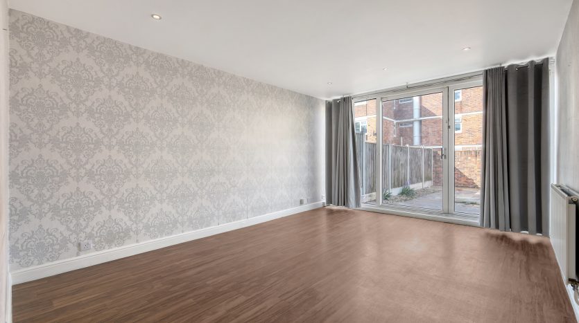 3 Bedroom End of Terrace House For Sale in Kesteven Close, Ilford, IG6 