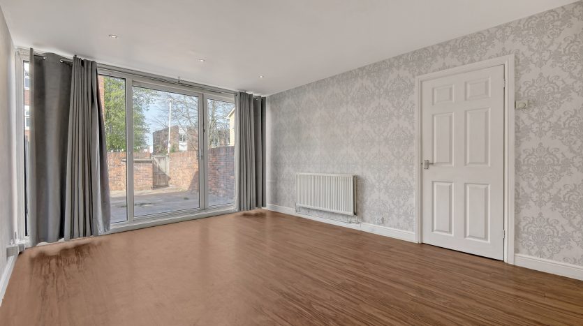 3 Bedroom End of Terrace House For Sale in Kesteven Close, Ilford, IG6 