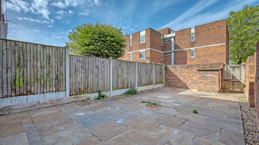 3 Bedroom End of Terrace House For Sale in Kesteven Close, Ilford, IG6 