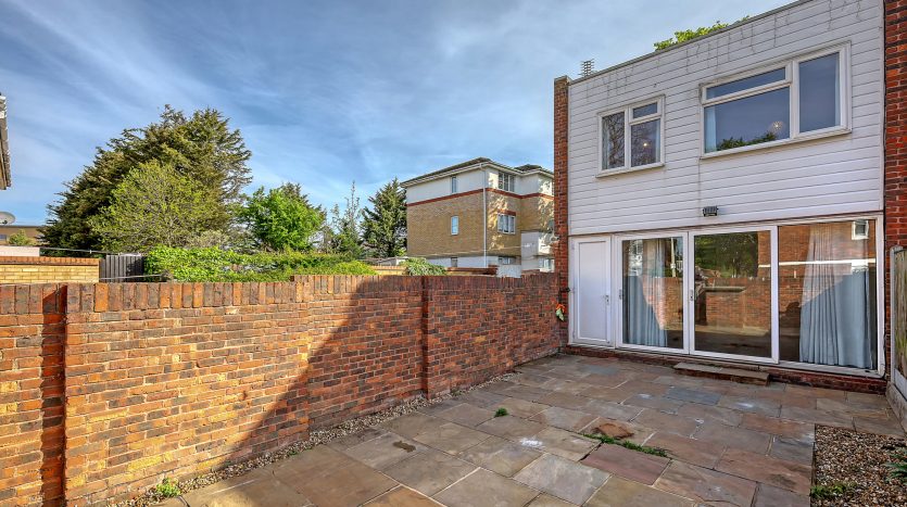 3 Bedroom End of Terrace House For Sale in Kesteven Close, Ilford, IG6 