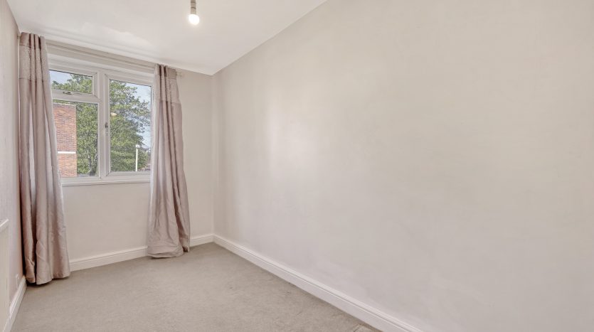 3 Bedroom End of Terrace House For Sale in Kesteven Close, Ilford, IG6 