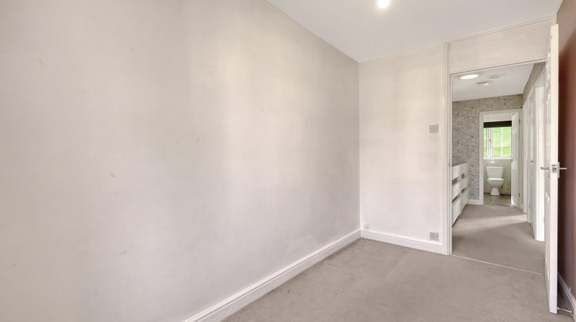 3 Bedroom End of Terrace House For Sale in Kesteven Close, Ilford, IG6 