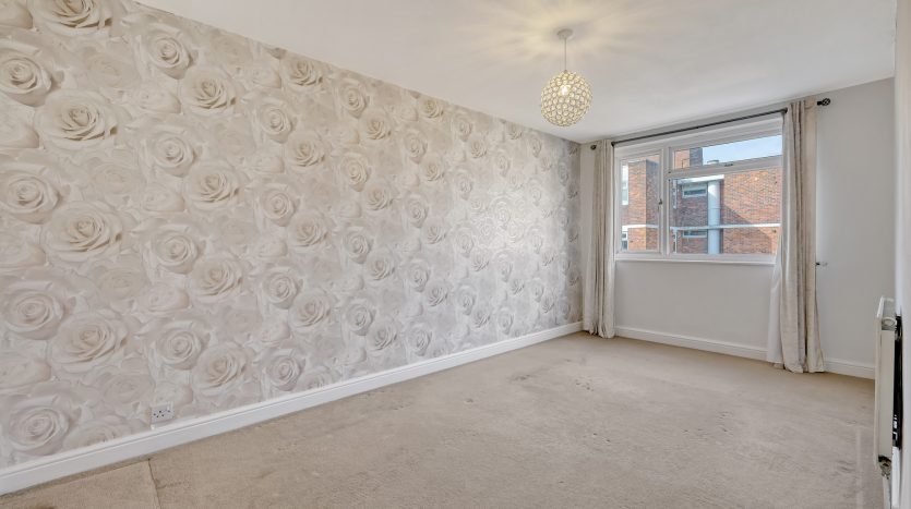 3 Bedroom End of Terrace House For Sale in Kesteven Close, Ilford, IG6 