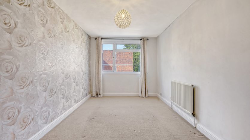 3 Bedroom End of Terrace House For Sale in Kesteven Close, Ilford, IG6 