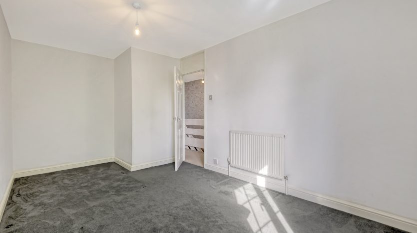 3 Bedroom End of Terrace House For Sale in Kesteven Close, Ilford, IG6 