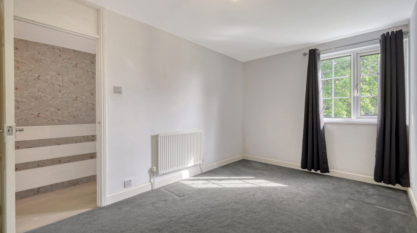 3 Bedroom End of Terrace House For Sale in Kesteven Close, Ilford, IG6 