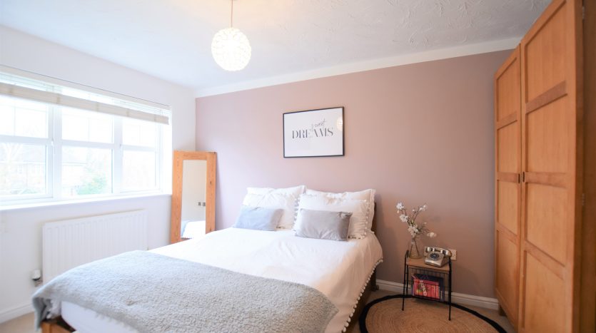 3 Bedroom End of Terrace House For Sale in Heathside Close, Ilford, IG2 