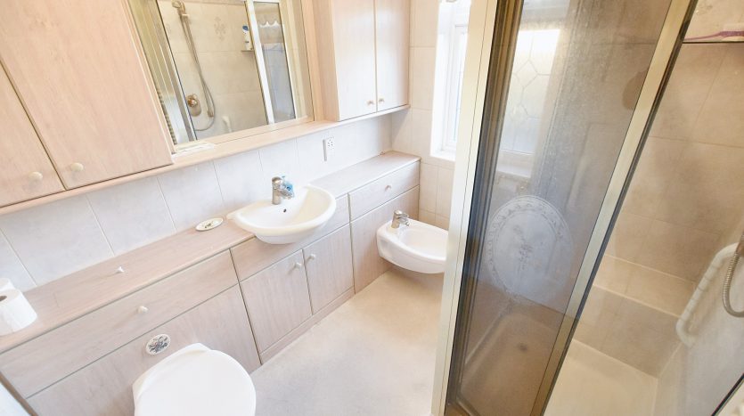 3 Bedroom Semi-Detached House To Rent in Stonehall Avenue, Ilford, IG1 