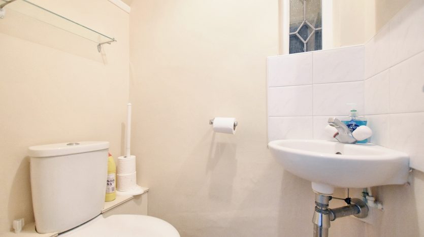 3 Bedroom Semi-Detached House To Rent in Stonehall Avenue, Ilford, IG1 
