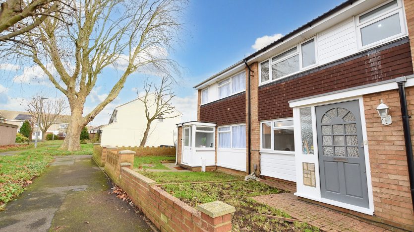 3 Bedroom Mid Terraced House To Rent in Lake Road, Romford, RM6 
