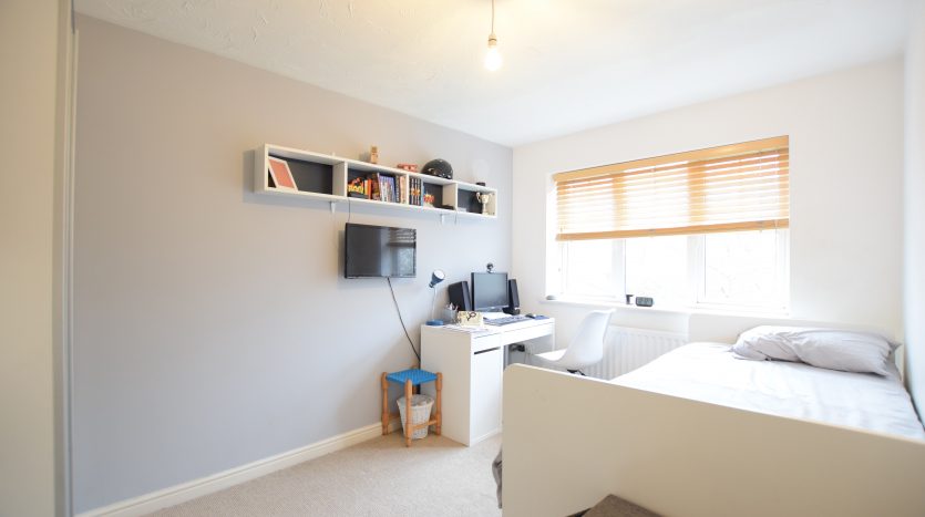 3 Bedroom End of Terrace House For Sale in Heathside Close, Ilford, IG2 