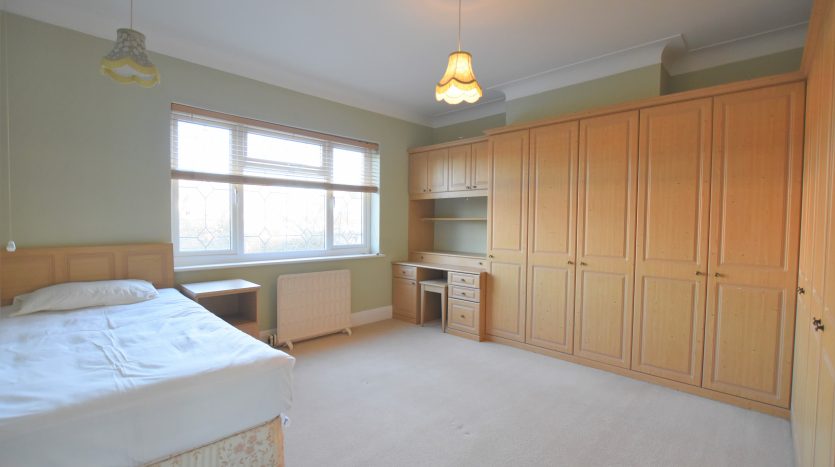 3 Bedroom Semi-Detached House To Rent in Stonehall Avenue, Ilford, IG1 