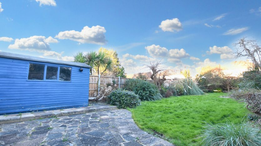 3 Bedroom Semi-Detached House To Rent in Stonehall Avenue, Ilford, IG1 