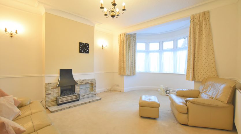3 Bedroom Semi-Detached House To Rent in Stonehall Avenue, Ilford, IG1 