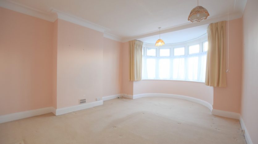 3 Bedroom Semi-Detached House To Rent in Stonehall Avenue, Ilford, IG1 