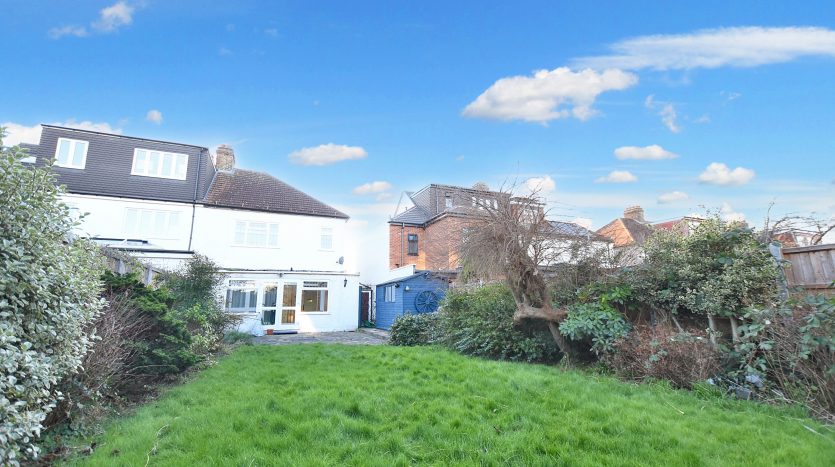 3 Bedroom Semi-Detached House To Rent in Stonehall Avenue, Ilford, IG1 