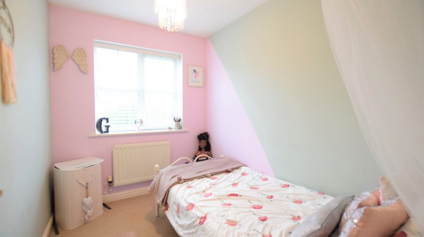 3 Bedroom End of Terrace House For Sale in Heathside Close, Ilford, IG2 