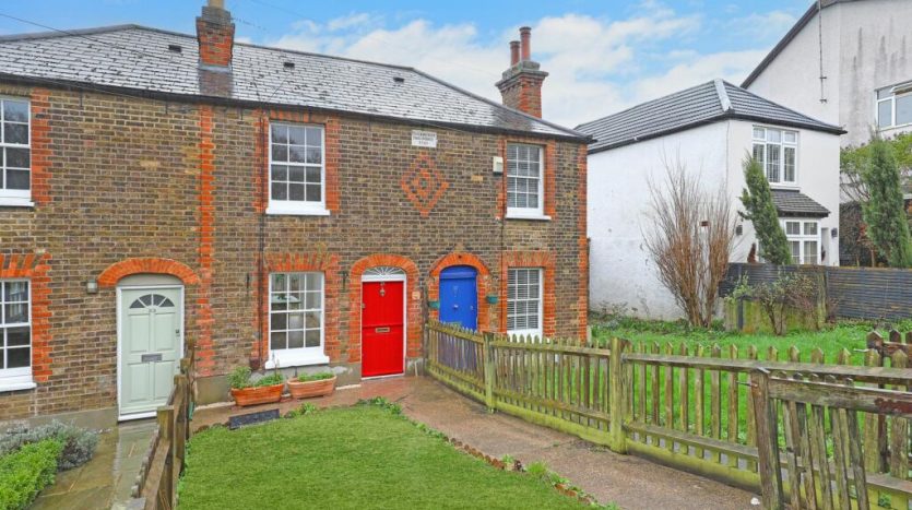 2 Bedroom  To Rent in North End, Buckhurst Hill, IG9 
