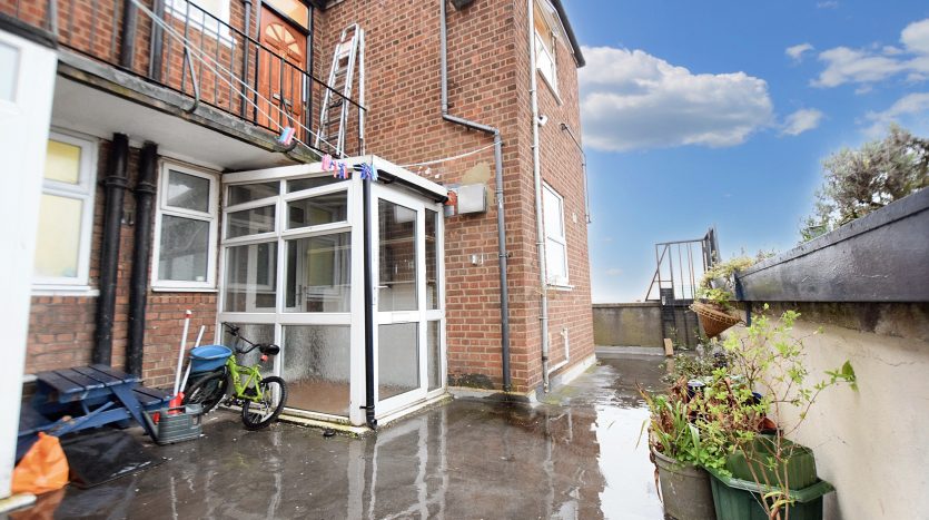 2 Bedroom  To Rent in 233b Clayhall Avenue, Ilford, IG5 