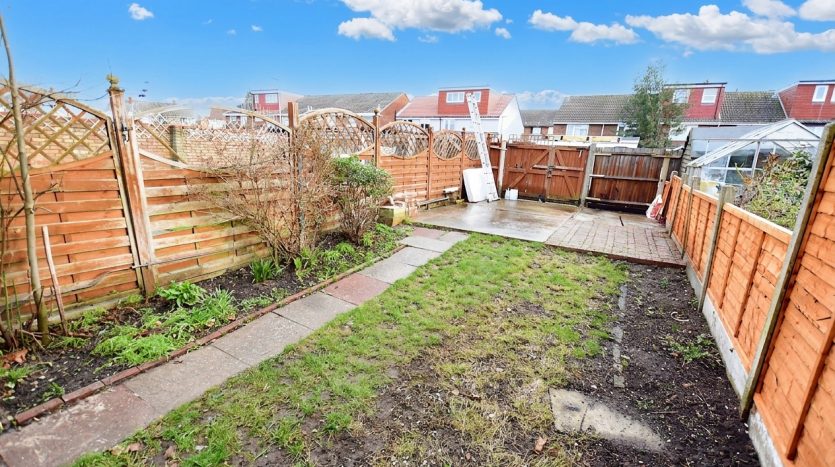 3 Bedroom Mid Terraced House To Rent in Lake Road, Romford, RM6 