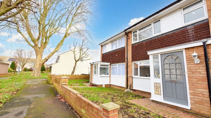 3 Bedroom Mid Terraced House To Rent in Lake Road, Romford, RM6 
