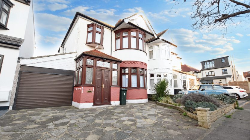 3 Bedroom Semi-Detached House To Rent in Stonehall Avenue, Ilford, IG1 