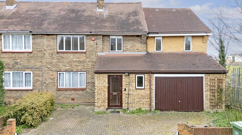 4 Bedroom Semi-Detached House For Sale in Brendon Gardens, Ilford, IG2 