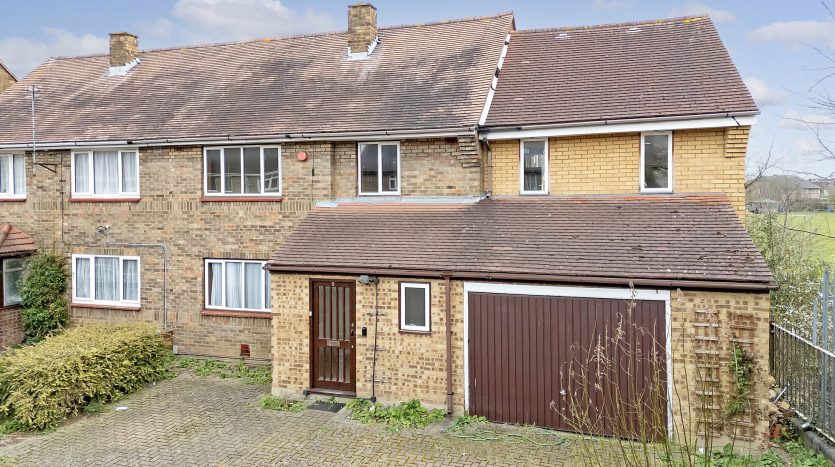 4 Bedroom Semi-Detached House For Sale in Brendon Gardens, Ilford, IG2 