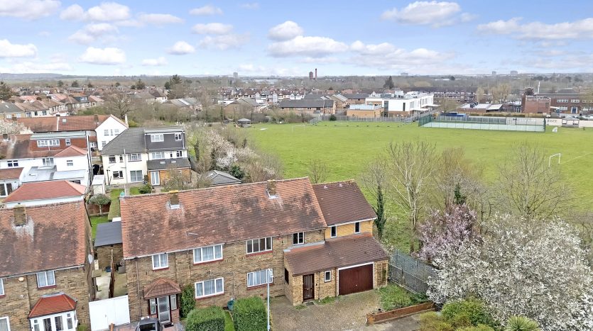 4 Bedroom Semi-Detached House For Sale in Brendon Gardens, Ilford, IG2 