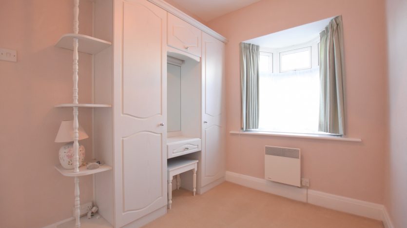 3 Bedroom Semi-Detached House To Rent in Stonehall Avenue, Ilford, IG1 