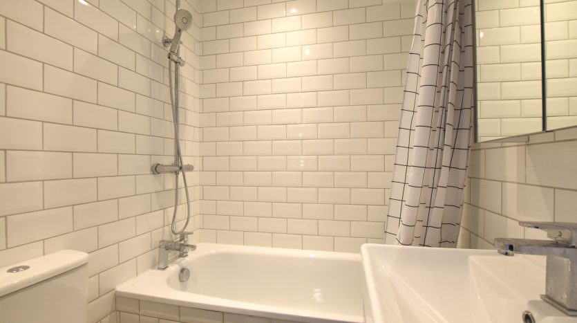 2 Bedroom  To Rent in North End, Buckhurst Hill, IG9 