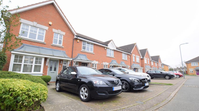 3 Bedroom End of Terrace House For Sale in Heathside Close, Ilford, IG2 