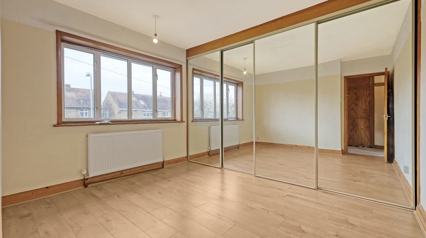 4 Bedroom Semi-Detached House For Sale in Brendon Gardens, Ilford, IG2 