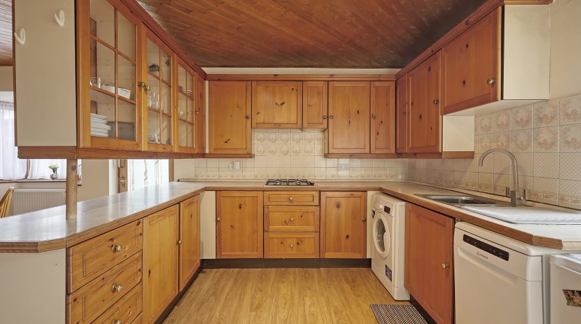4 Bedroom Semi-Detached House For Sale in Brendon Gardens, Ilford, IG2 