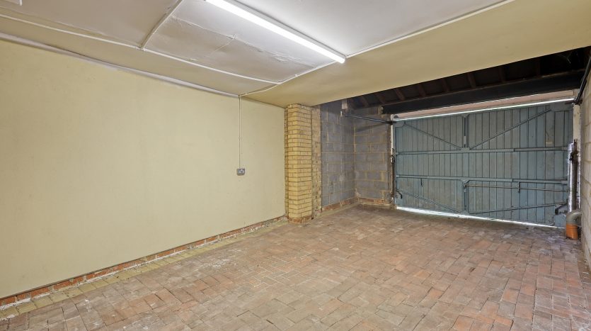 4 Bedroom Semi-Detached House For Sale in Brendon Gardens, Ilford, IG2 