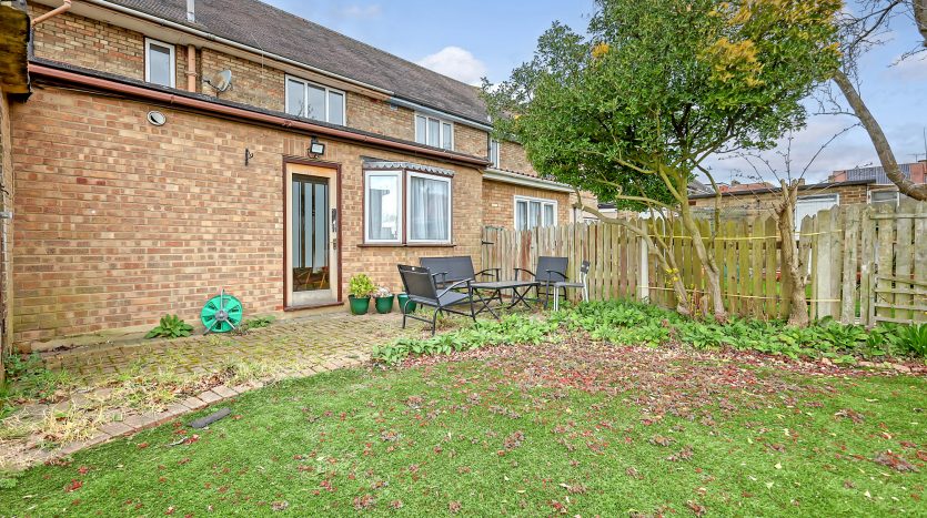 4 Bedroom Semi-Detached House For Sale in Brendon Gardens, Ilford, IG2 