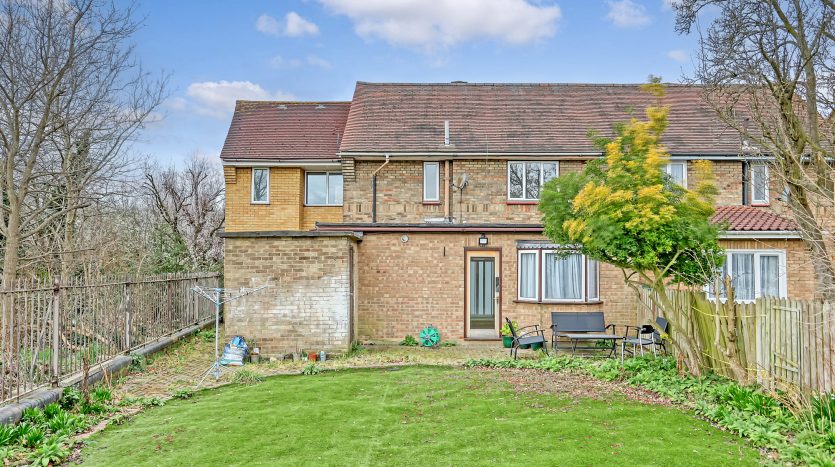 4 Bedroom Semi-Detached House For Sale in Brendon Gardens, Ilford, IG2 
