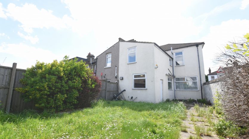3 Bedroom End of Terrace House To Rent in Wanstead Park Road, Ilford, IG1 