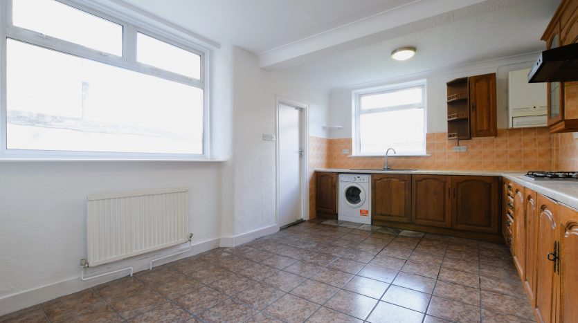 3 Bedroom End of Terrace House To Rent in Wanstead Park Road, Ilford, IG1 