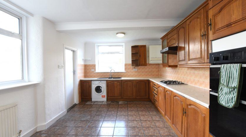 3 Bedroom End of Terrace House To Rent in Wanstead Park Road, Ilford, IG1 